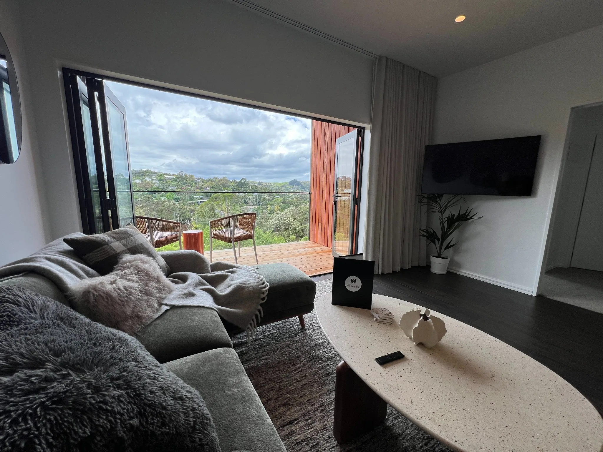 hidden-valley-waiheke-tui-suite-lounge-view